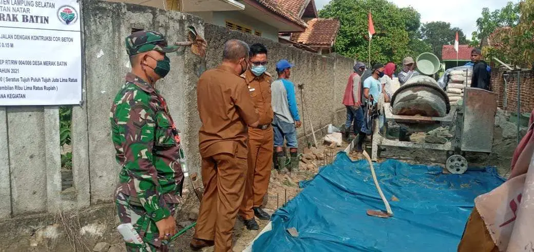 Peletakan Batu Pertama Pengecoran Jalan Dusun Merak Batin Dihadiri Camat Natar