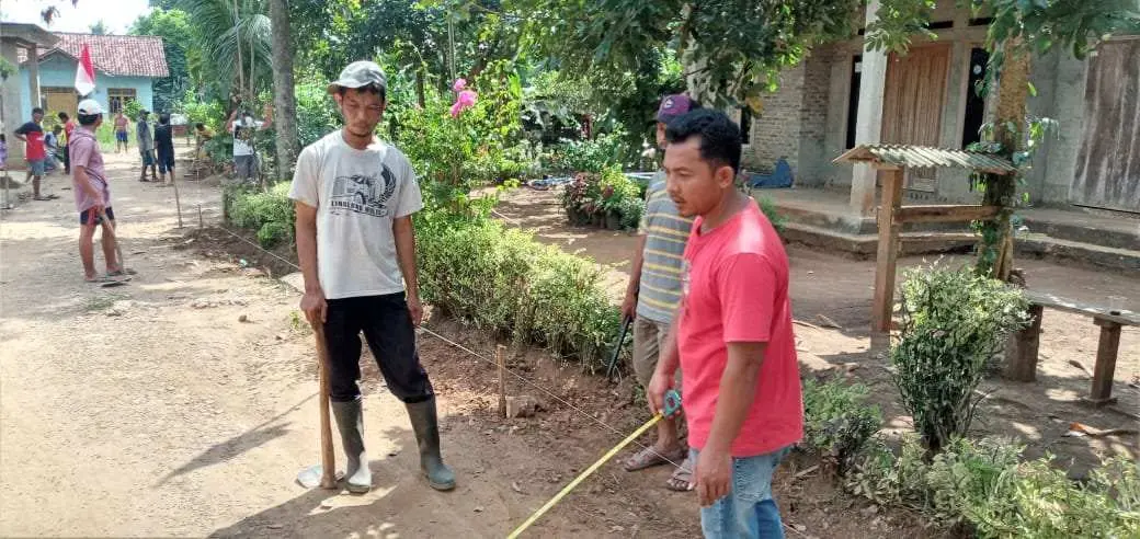 Warga Dusun Citerep Bergotong -royong di Pembuatan Jalan Poros