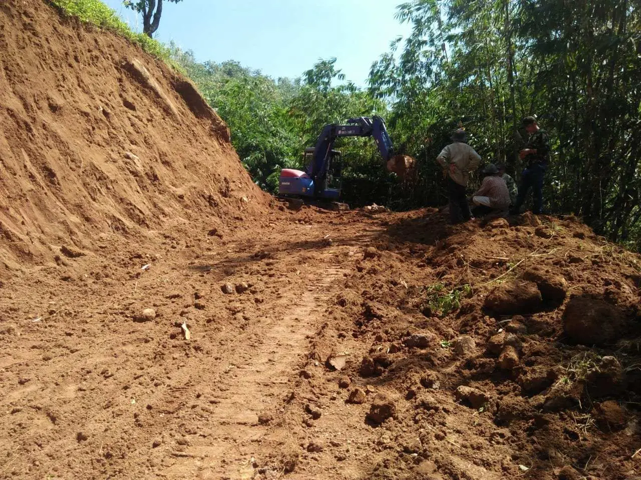 Memanfaatkan Dana Samisade, Pemdes Cijeruk Buka Akses Jalan Baru