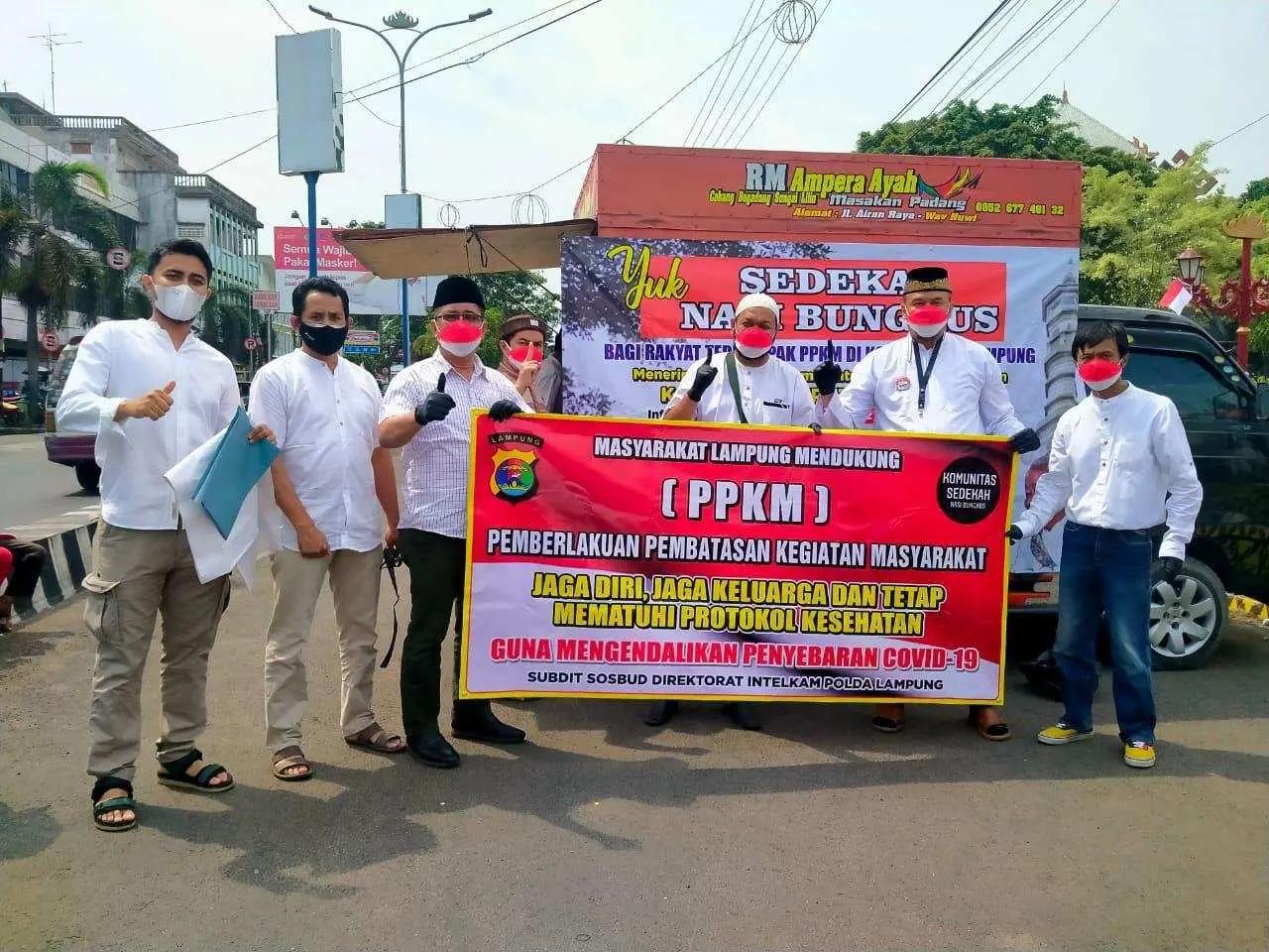 Pencinta sedekah Kembali Berbagi Ke Sesama di Bundaran Tugu Juang