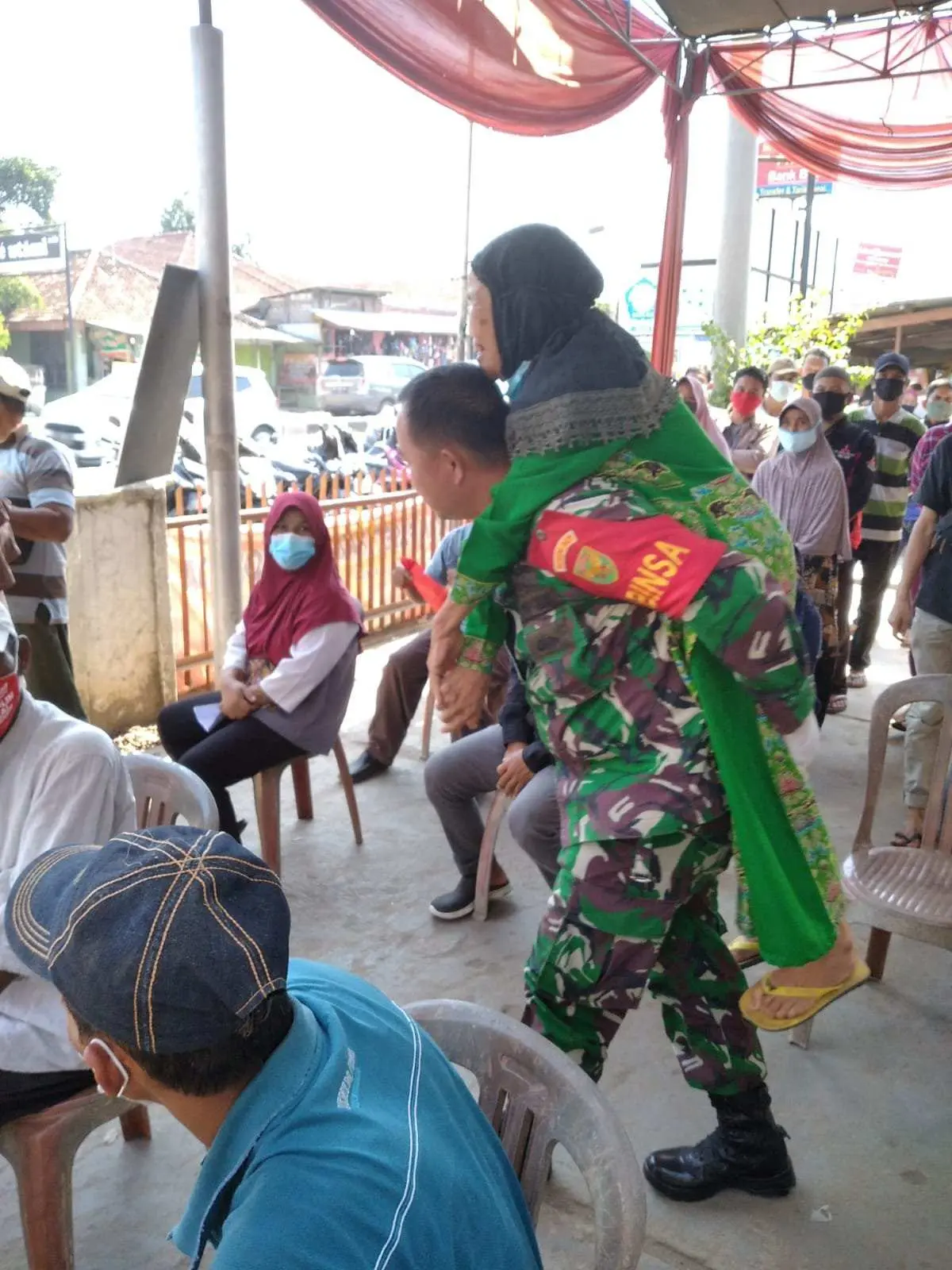 Bentuk Kepedulian Anggota Koramil Natar, Ini Yang di Lakukan Serda Ahmad Anwar