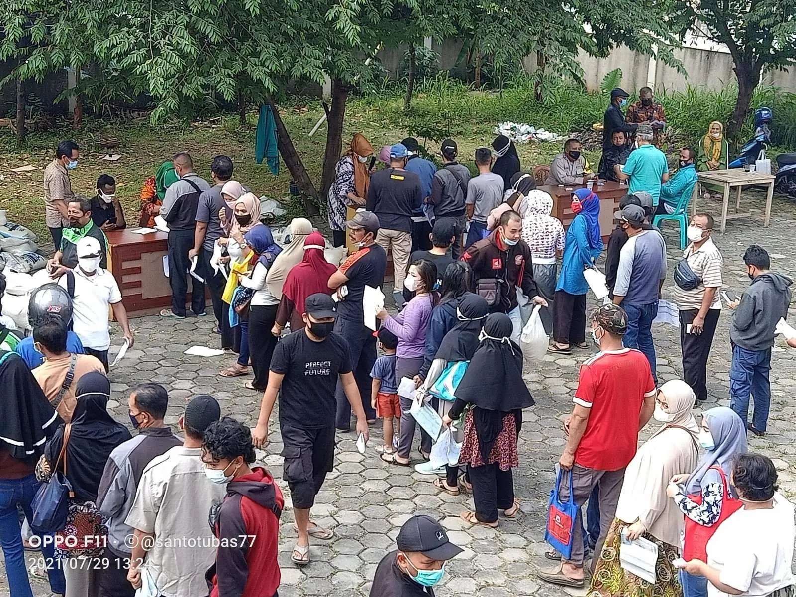 Kerumunan Antrian Pembagian Sembako Bupati di Kelurahan Pakansari Abaikan Prokes