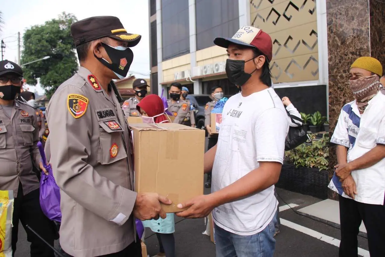 Polresta Bandar Lampung Salurkan Bansos Untuk Masyarakat Terdampak Covid-19