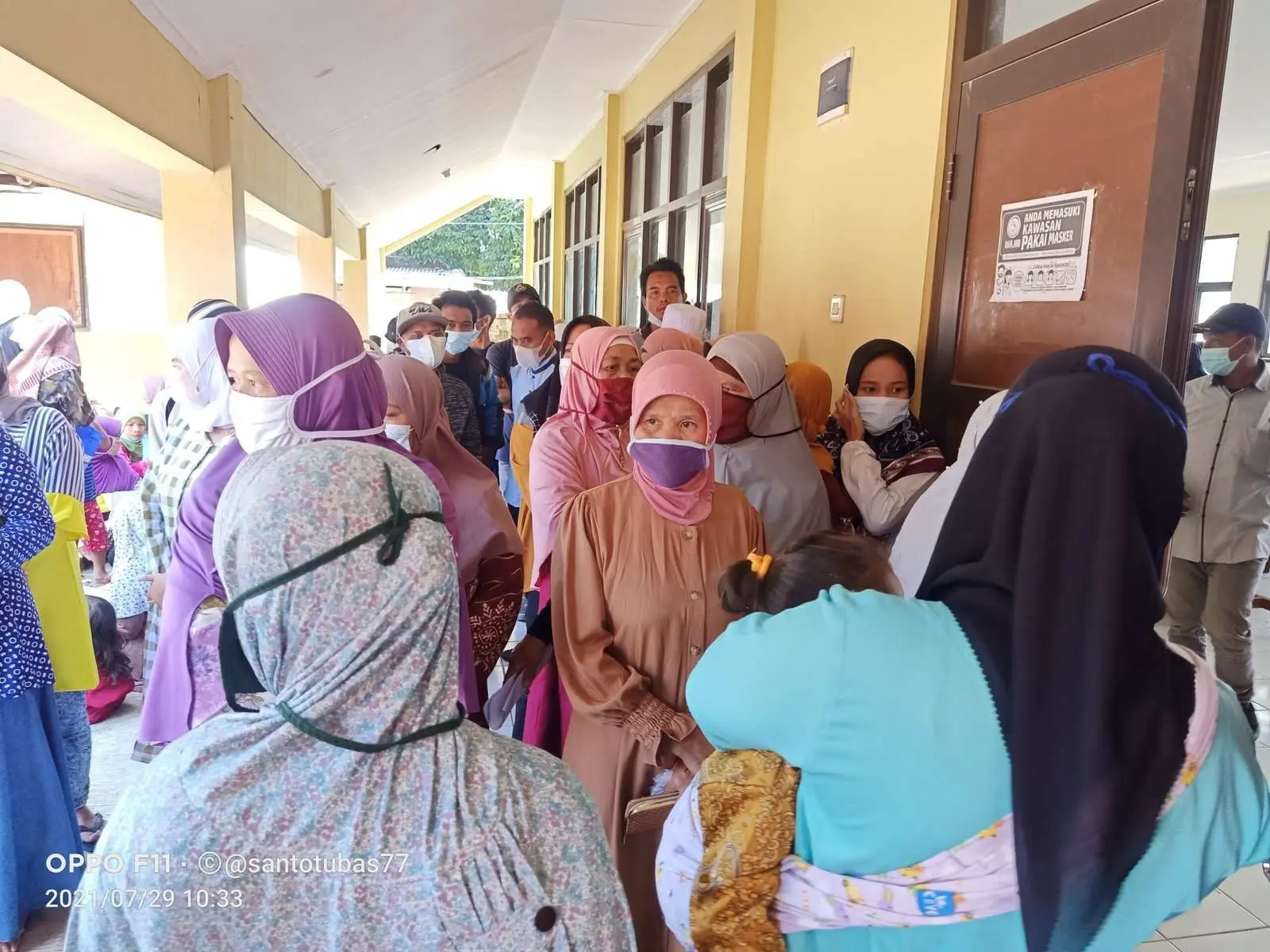 Waduh! Ada Kerumunan Pada Pembagian BST di Desa Hambalang