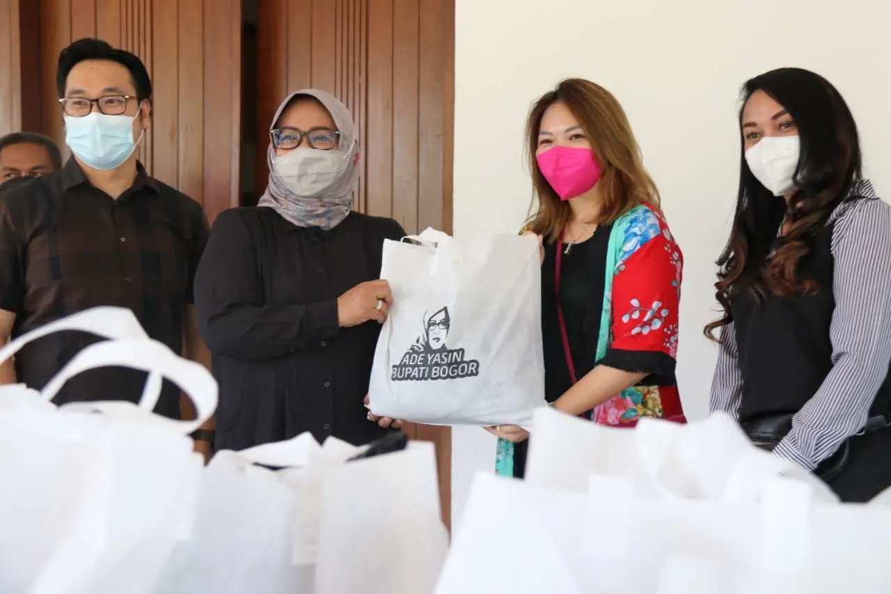 Bupati Bogor Terima 300 Paket Bantuan Sembako Dari Jewellery and Watches