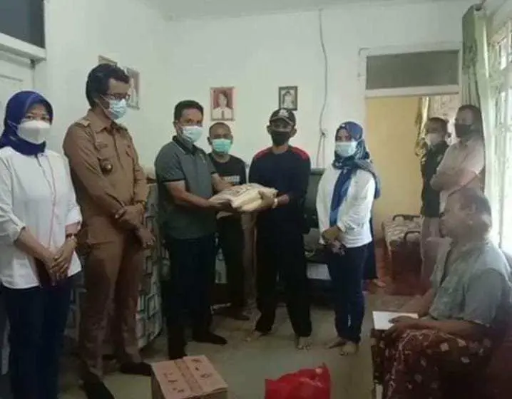 KBBS Teluk Pandan, Berikan Santunan Kepada Warga Yang Sedang Sakit.