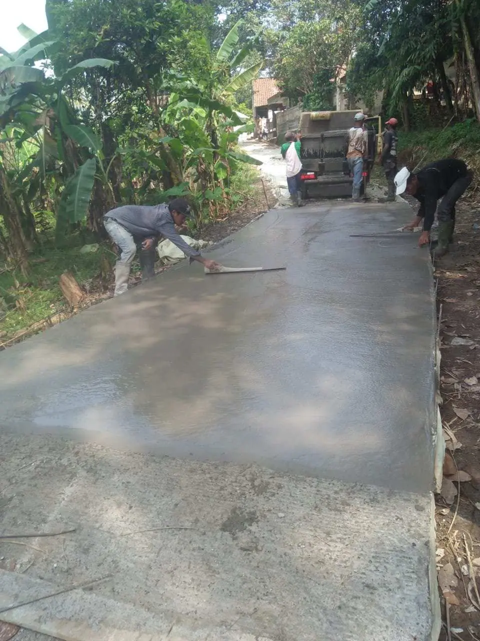 Pemdes Cibalung Manfaatkan Dana Samisade Untuk Betonisasi Jalan