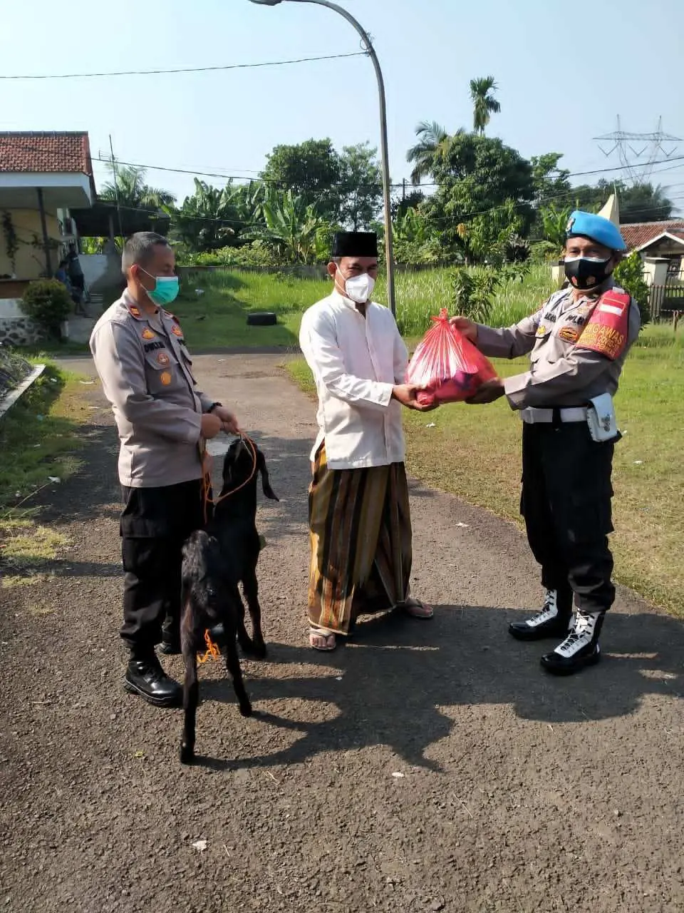 Hindari Kerumunan, Polsek Tajurhalang Bagikan Daging Qurban Door to door