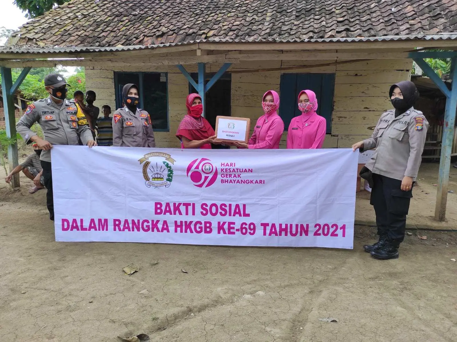 Polres Pesawaran Bersama Bhayangkari Gelar Giat Bakti Sosial