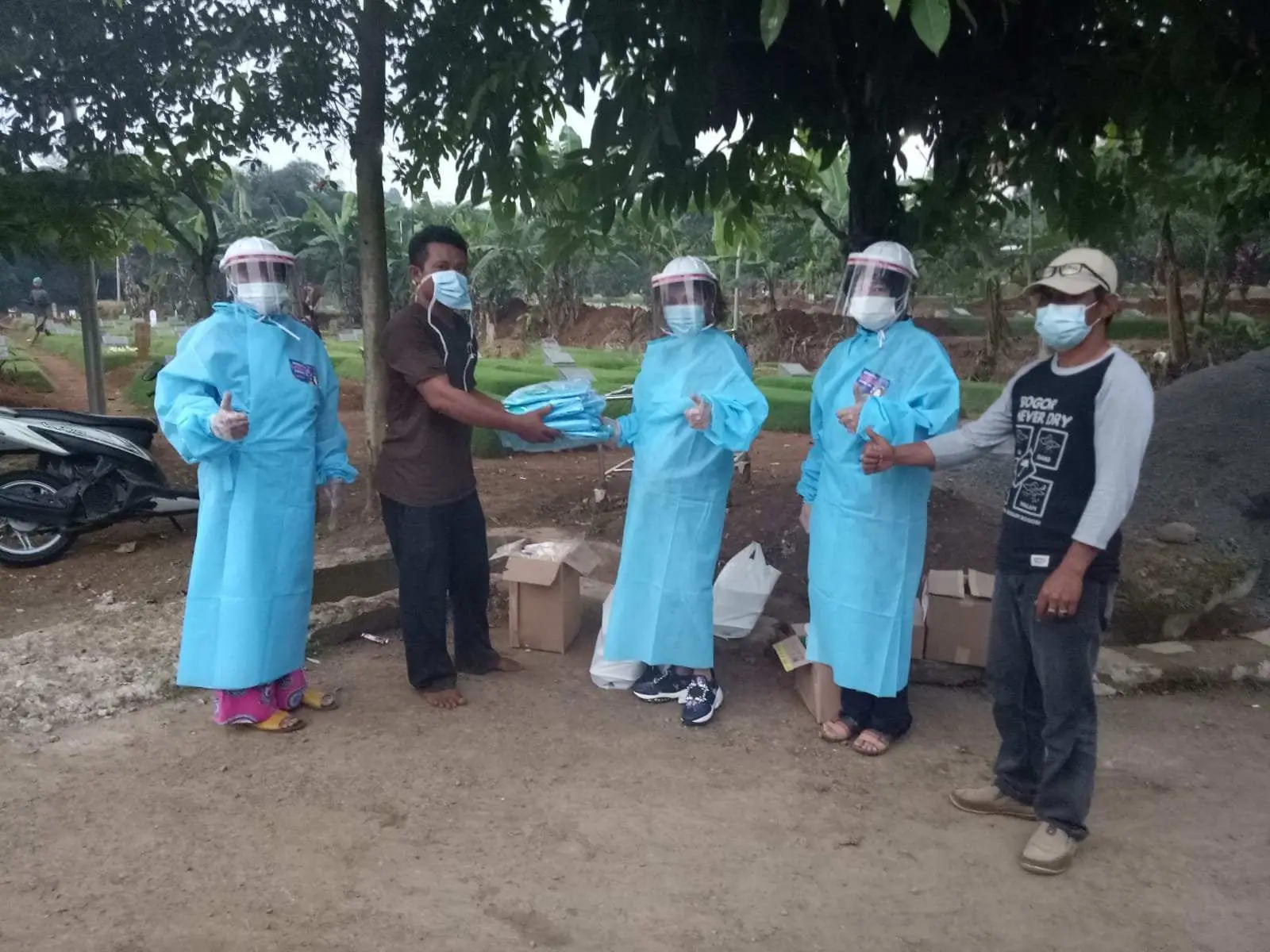 Anggota DPRD Komisi 4 Turut Turun Bagi Sembako Di Tpu