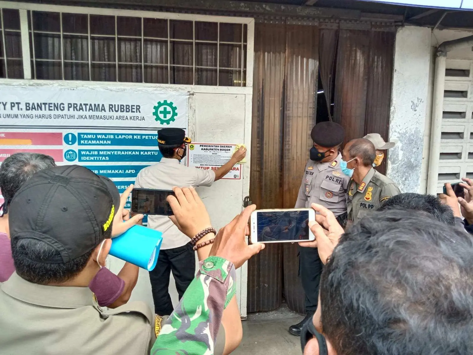 Nekad Operasi, Dua Pabrik di Citeureup di tutup Satpol PP