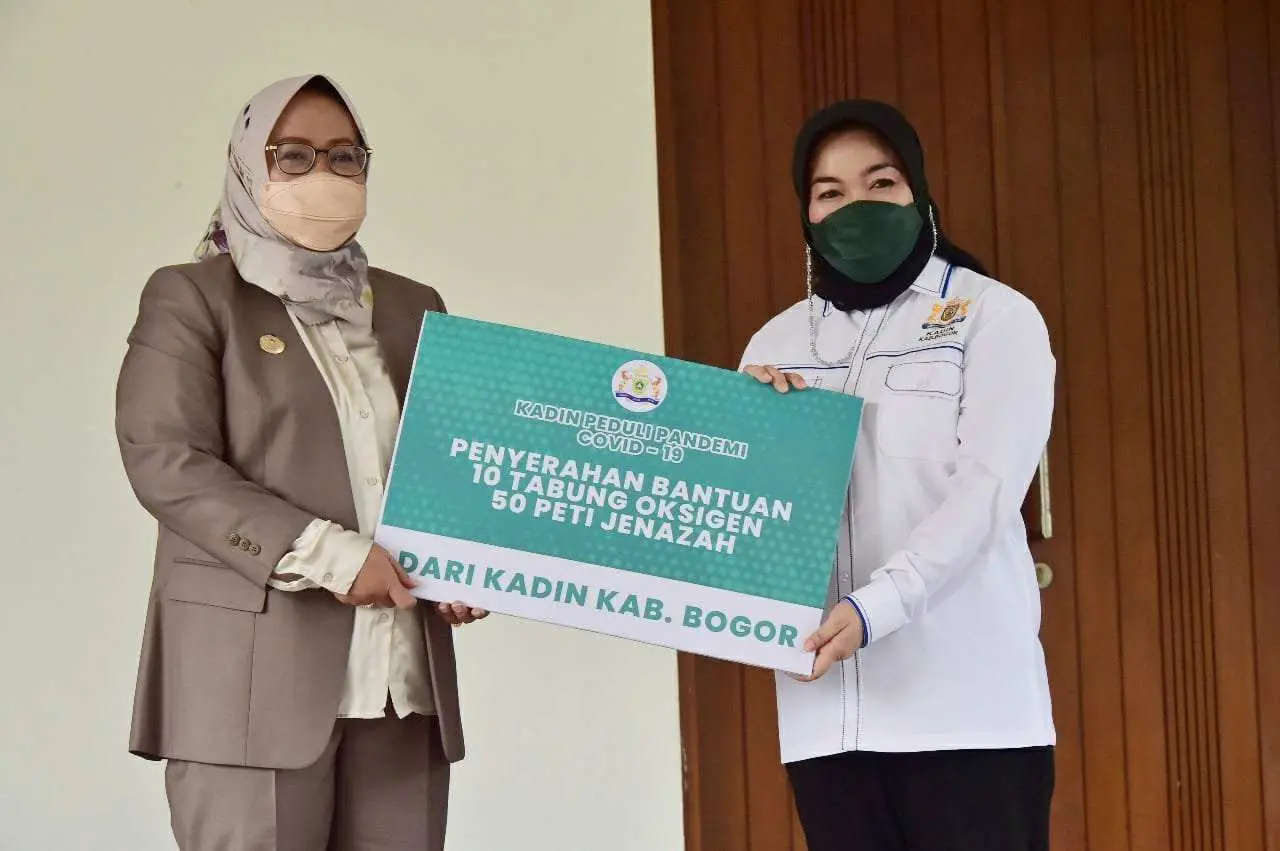 Pemkab Bogor Terima Bantuan Peti Jenazah dan Tabung Oksigen Dari Kadin