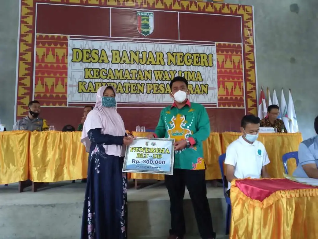 Zel Gusrial Rais Kades Banjar Negeri Salurkan BLT Tahap Tiga