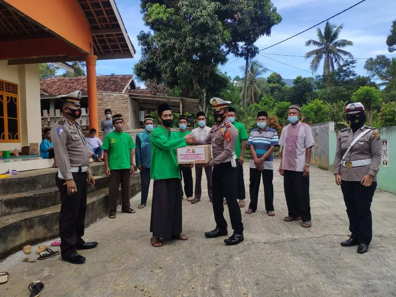 HUT Bhayangkara Ke-75 Polres Pesawaran Laksanakan Giat Anjangsana Dan Baksos