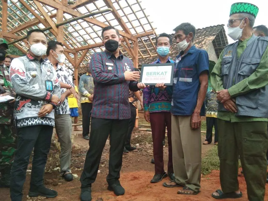 Bupati Pesawaran Berikan Hadiah Untuk Supinah