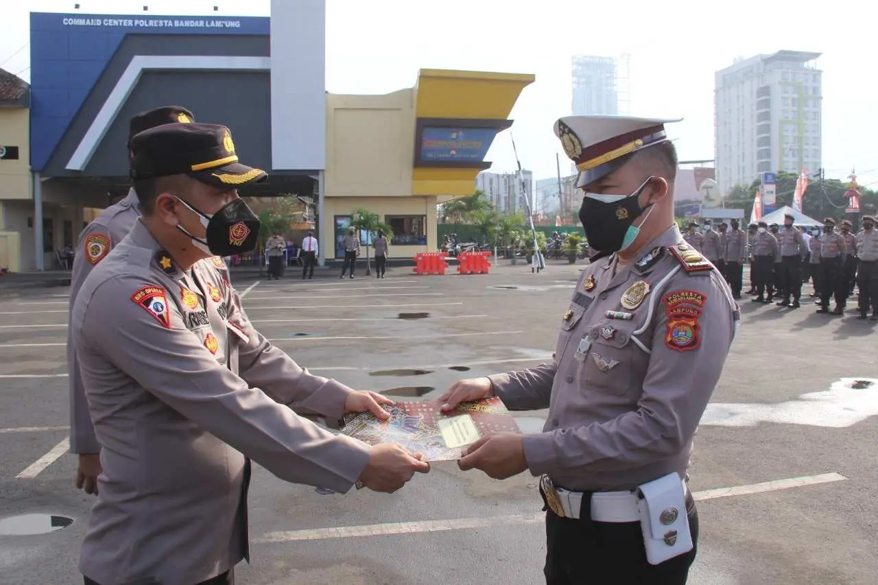 40 Personel Polresta Bandar Lampung Terima Penghargaan Kapolresta