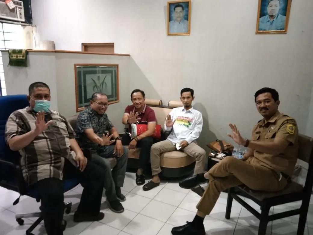 Tiga Kades kecamatan cigombong menjelaskan program acara ngariung di pokja wartawan kabupaten Bogor.