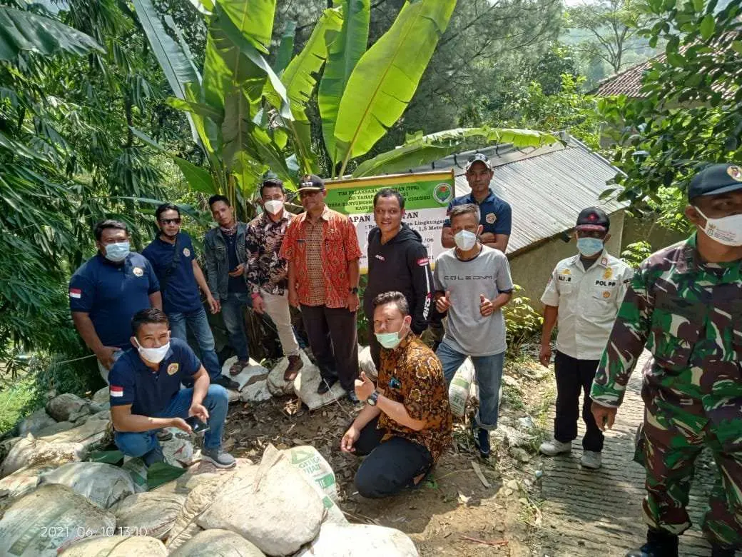 Sekcam Cigudeg Tinjau  Pembangunan Betonisasi di Kampung Cilangkap
