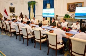 Presiden Prabowo Subianto memimpin rapat terbatas bersama sejumlah menteri Kabinet Merah Putih di Istana Merdeka, Jakarta, pada Senin, 3 Maret 2025. (Foto: BPMI Setpres)